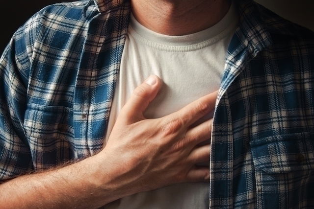 Dor no peito: 11 causas, o que fazer (e quando pode ser infarto)