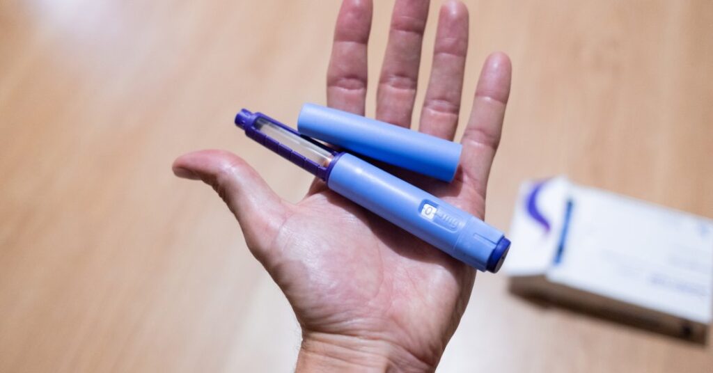 “Boca de Ozempic” é real? Entenda possíveis efeitos da semaglutida na saúde oral