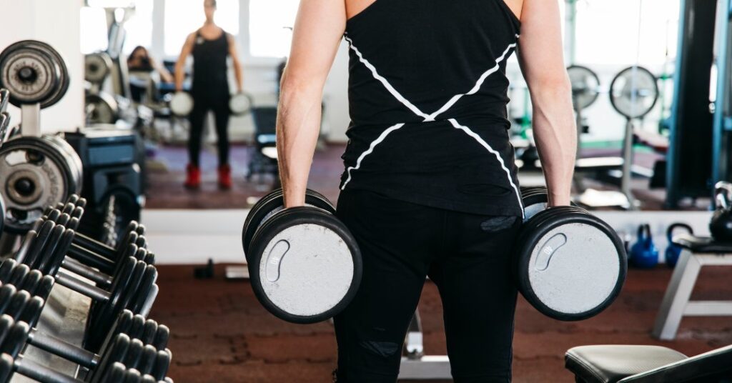 Encolhimento de ombros: para que serve e como fazer o exercício