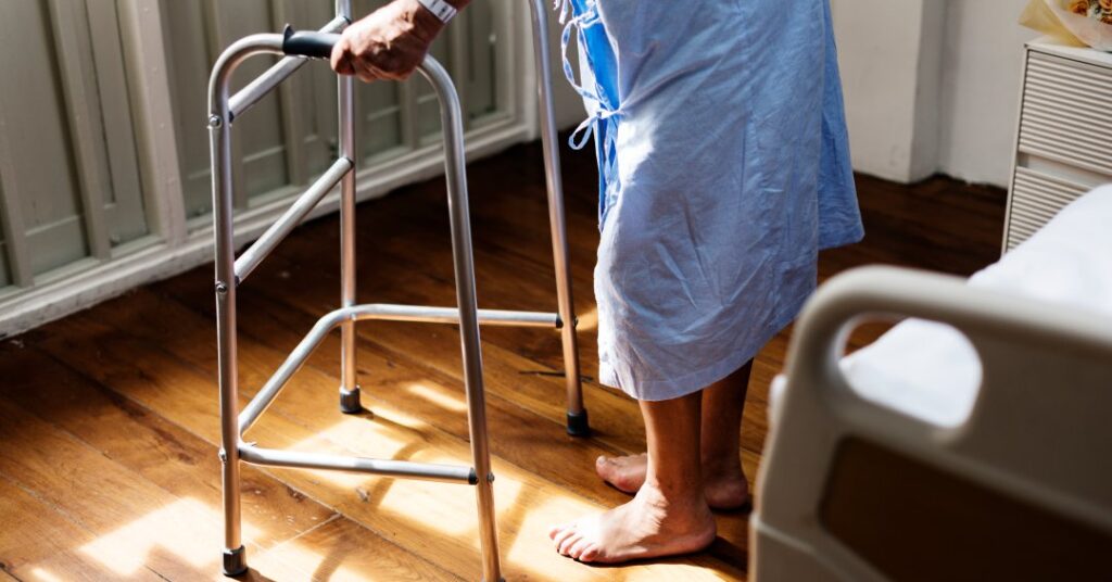 Estudo brasileiro faz alerta sobre os perigos de quedas em idosos