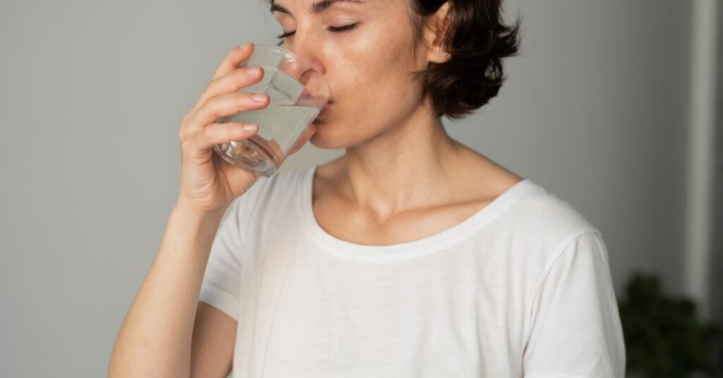 Gargarejo com água morna e sal funciona contra dor de garganta?