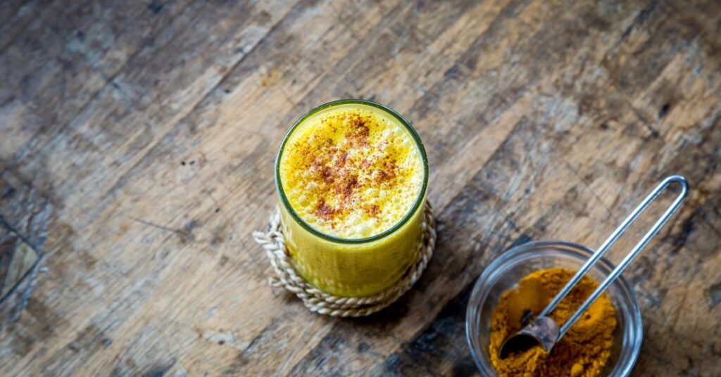Leite dourado: saiba se o golden milk é mesmo uma boa pedida para a sua saúde