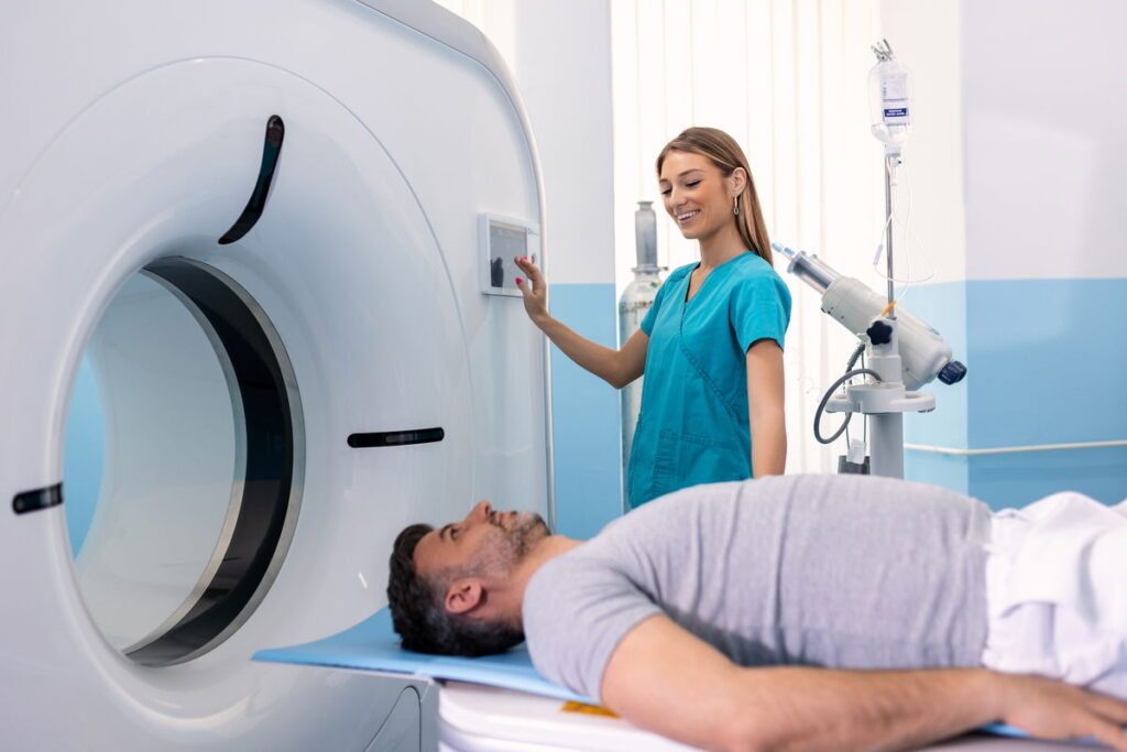 Tomografia com contraste: para que serve, preparo e cuidados (é perigoso?)