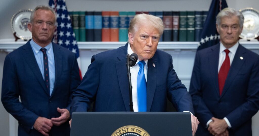 Trump associa autismo a uso de Tylenol na gestação: saiba o que diz a ciência