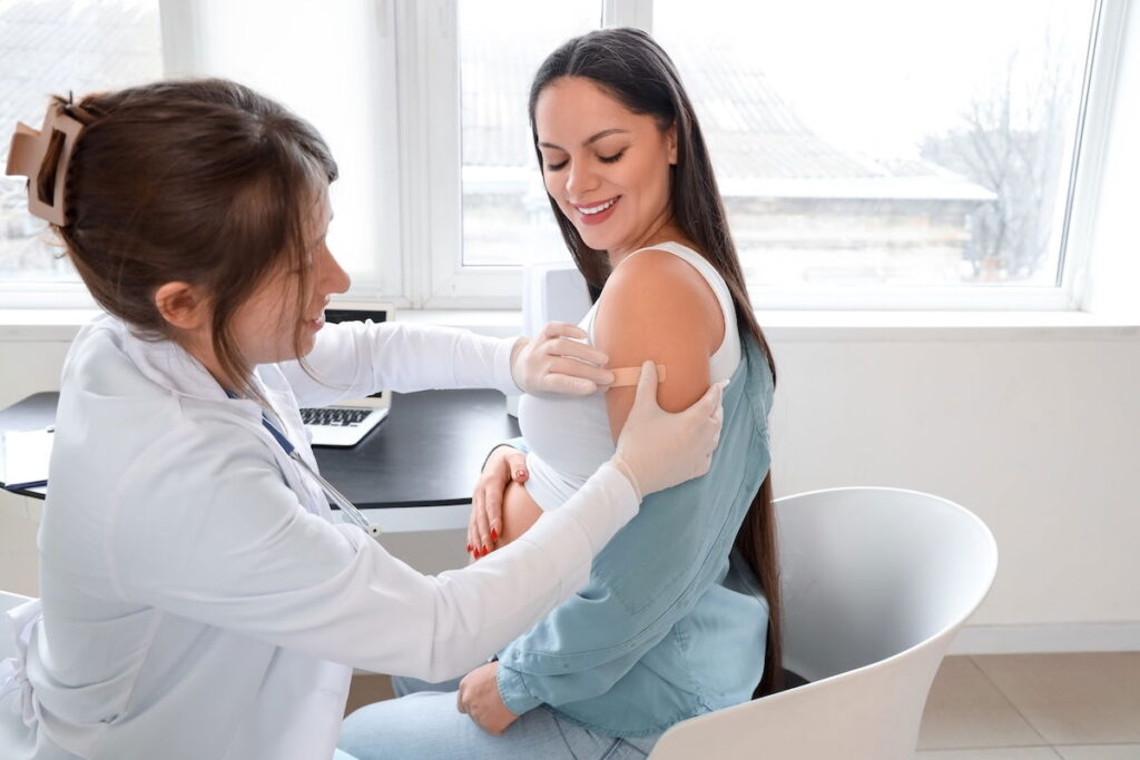 Vacina VSR: para que serve, quando é indicada, tipos, onde tomar e doses