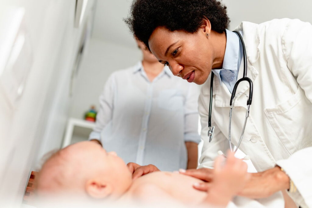 Artrogripose: o que é, sintomas, causas e tratamento (tem cura?)