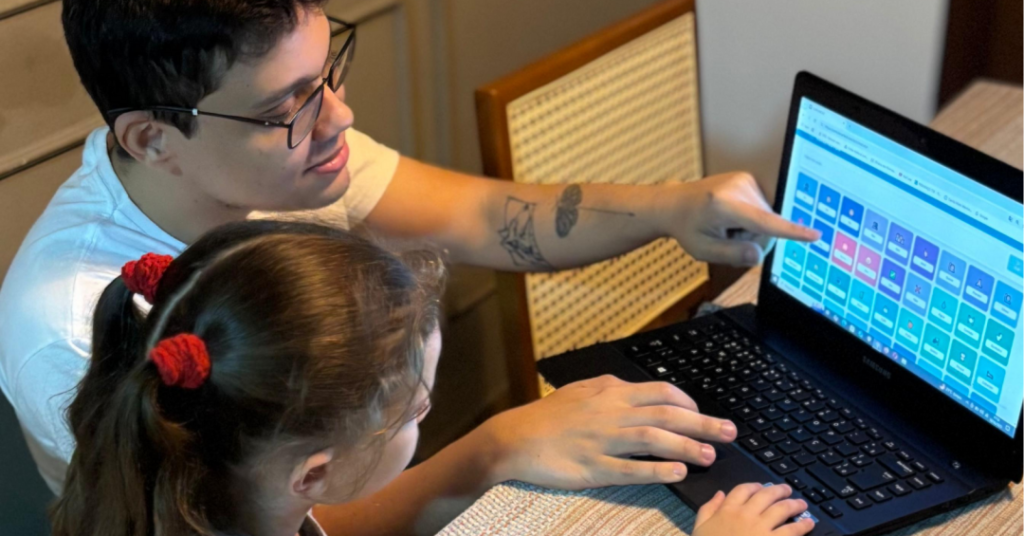 Designer cria ferramenta gratuita para se comunicar com pai que teve AVC