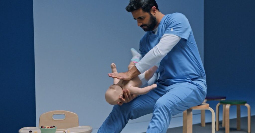 Engasgo: saiba como fazer manobra de socorro de acordo com novas diretrizes