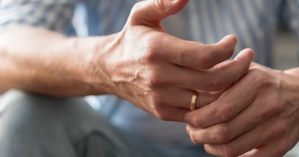 Estalar os dedos faz mal? Saiba o que diz a ciência