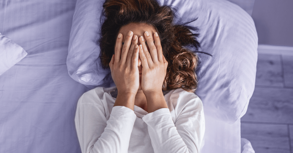 Estudo mostra que jovens usam álcool e maconha para dormir. Qual o risco?