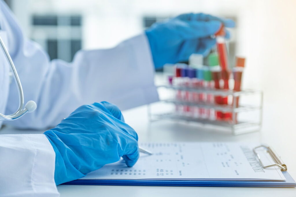 Ferritina alta: o que pode ser, sintomas (e o que fazer)