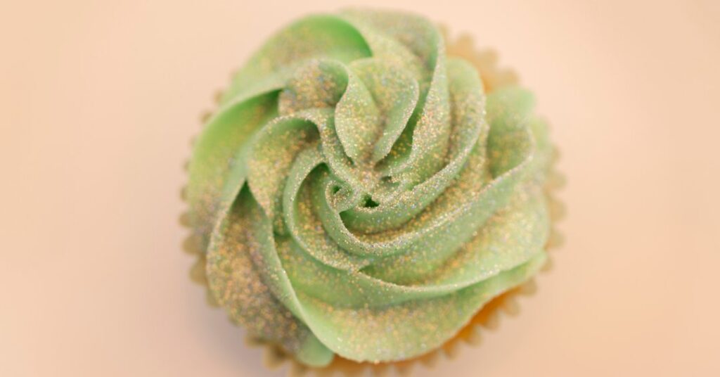 Glitter comestível tem plástico? Entenda o caso e cuidados a tomar