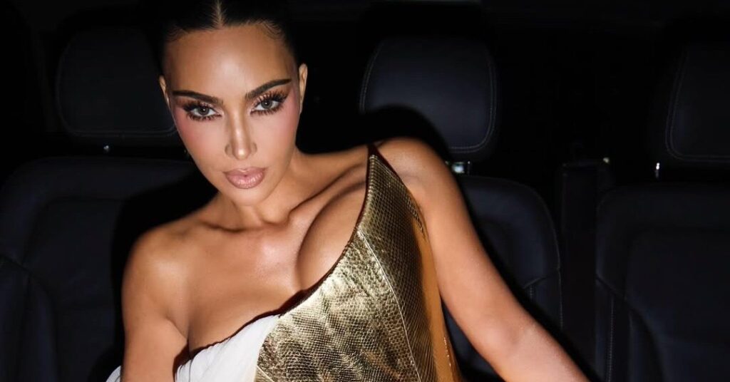 Kim Kardashian revela aneurisma cerebral e culpa estresse; entenda o quadro