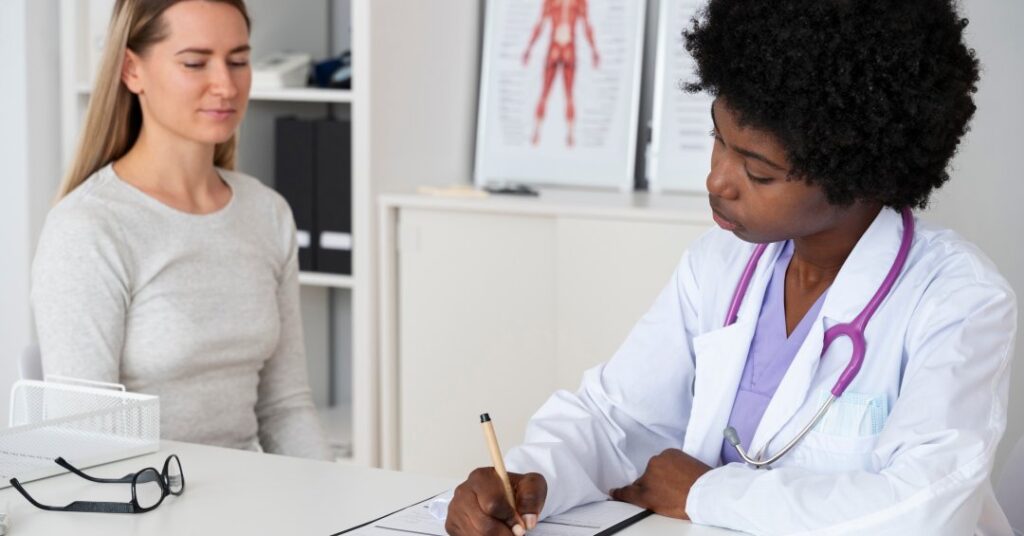 Reumatologista não atende só idosos: saiba quando os jovens precisam dele