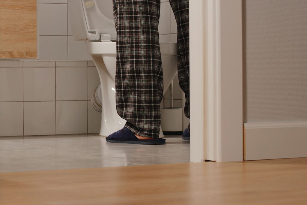 Vontade de urinar toda hora: 12 principais causas (e o que fazer)