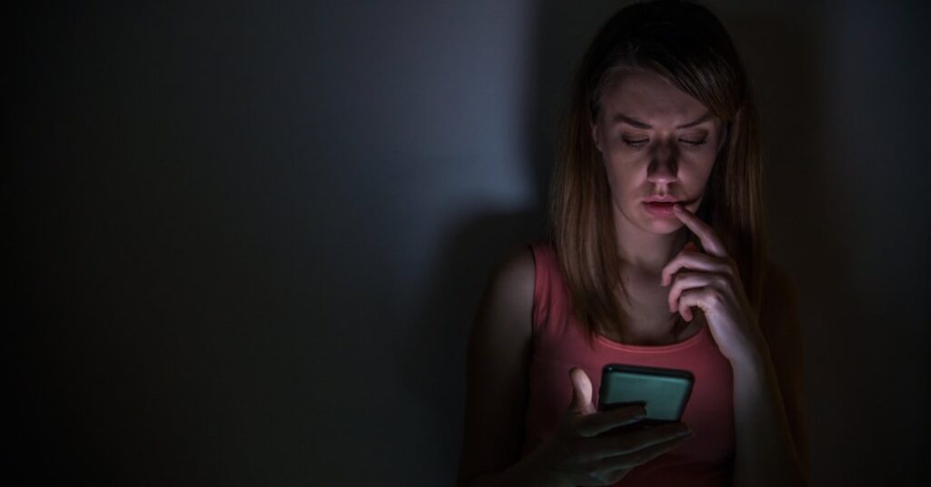 Doomscrolling: consumo excessivo de notícias ruins faz mal à saúde