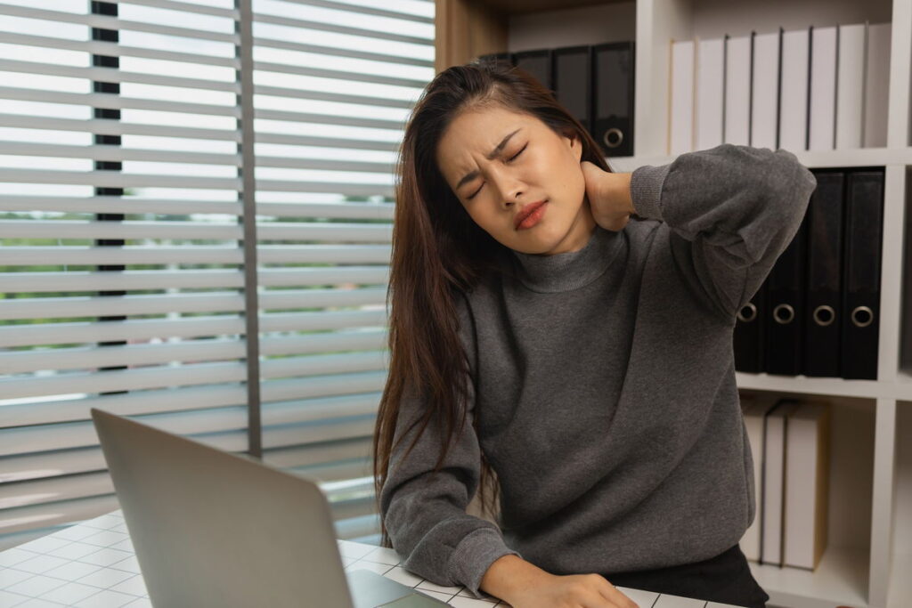 Ficar muito tempo sentado faz mal? 6 consequência para a saúde