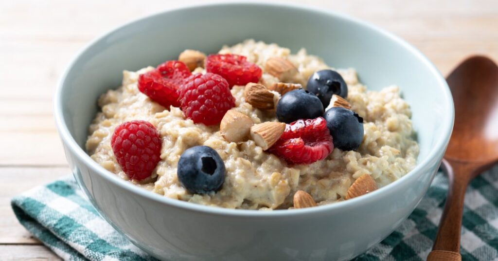 Mingau de aveia engorda? Saiba como incorporar na dieta