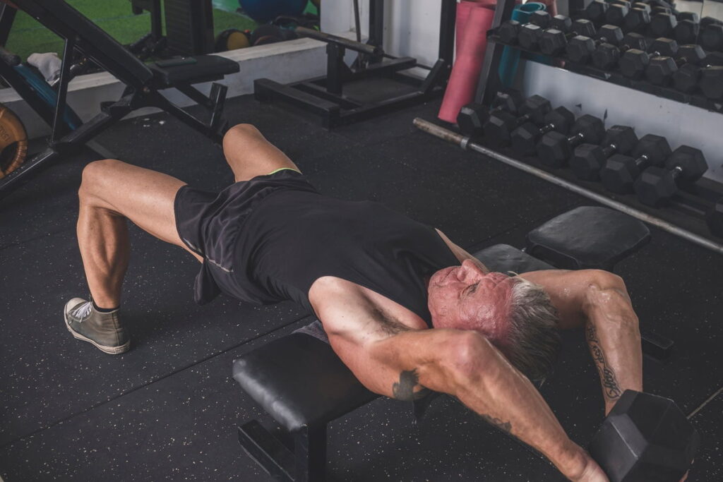 Pullover: para que serve e como fazer (com halter, na polia, na máquina)