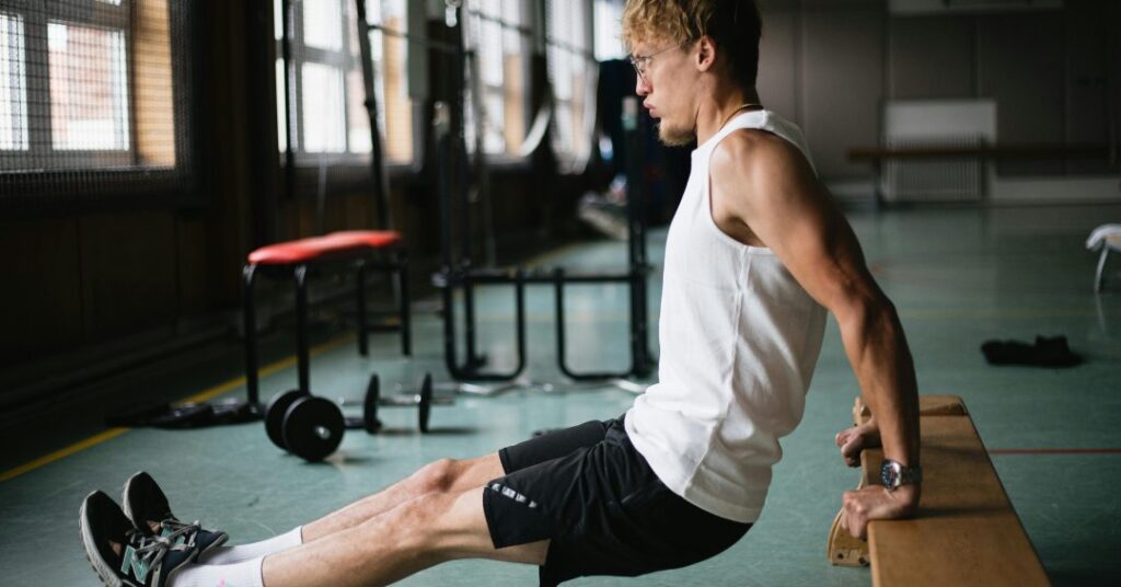 Tríceps banco: conheça esse exercício que define os braços