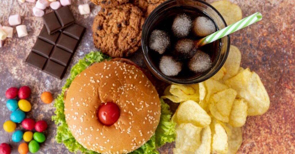 Ultraprocessados poderiam “ativar” genes que causam doenças, diz estudo inédito