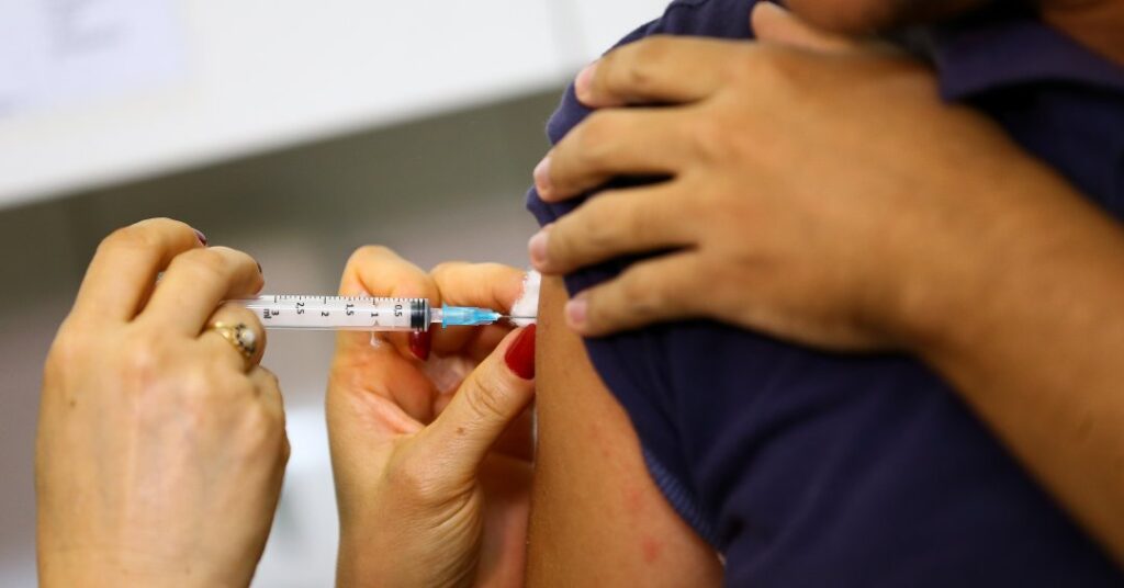 Vacina contra vírus da bronquiolite está liberada para alguns adultos 50+