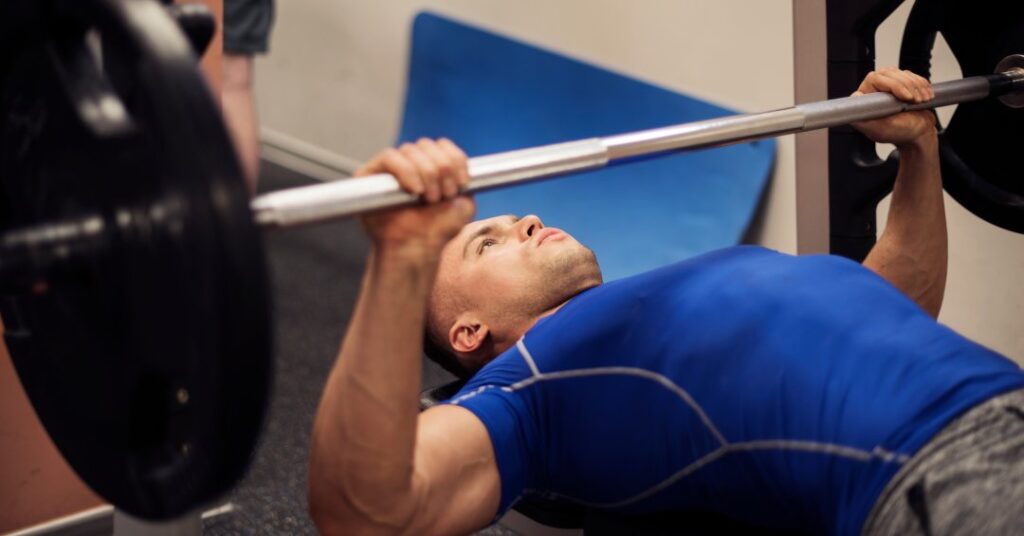 Homem morre na academia: veja os cuidados na hora de fazer supino