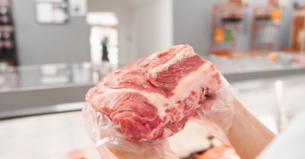 Mitos e verdades sobre a maneira correta de descongelar carne