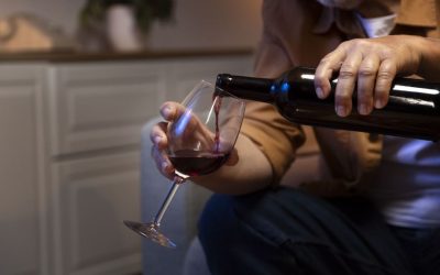 Álcool não ajuda a dormir bem e aumenta a chance de roncar, explica médico