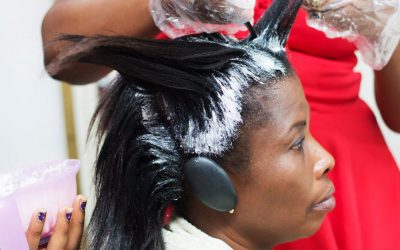 Alisamento de cabelos: entenda os riscos e cuidados associados à prática