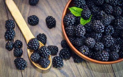 Amora: 10 benefícios para a saúde e como consumir (com receitas)