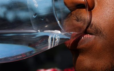 Beber muita água faz mal? Descubra quando a...