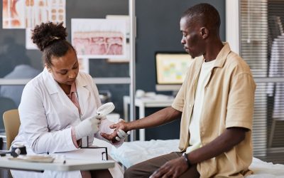 Bolhas nas mãos que coçam: 7 causas (e o que fazer)