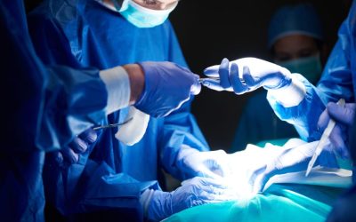 Cirurgia de coluna: implantes inteligentes ampliam eficácia; entenda
