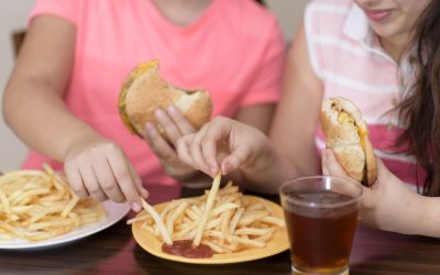 Comer mal pode aumentar risco de menstruar antes da hora, diz estudo