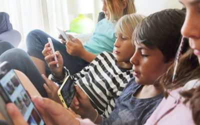 Como reduzir o tempo de telas nas férias sem arrumar briga com os filhos