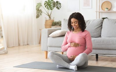 Corrimento marrom na gravidez: o que pode ser (e o que fazer)