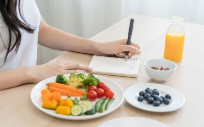 Dieta para colite ulcerativa: o que comer e o que evitar (com cardápio)