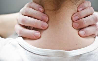Dor na nuca: 10 principais causas (e o que fazer)