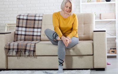 Dor nos pés: 14 causas comuns (e o que fazer)