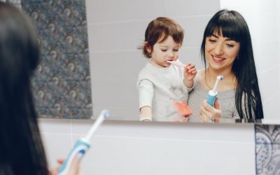 Entenda como escolher a escova certa para o bebê e quando começar a higiene bucal