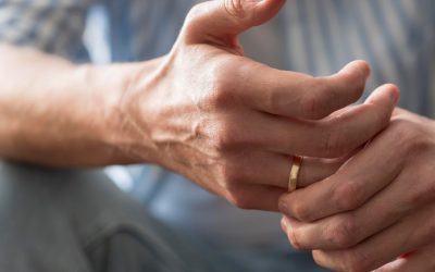 Estalar os dedos faz mal? Saiba o que diz a ciência