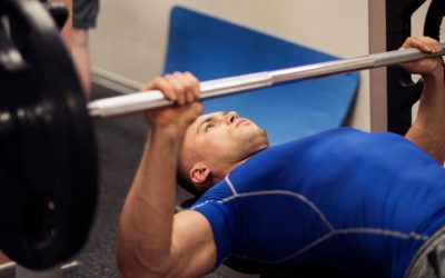 Homem morre na academia: veja os cuidados na hora de fazer supino