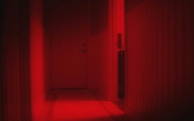 Luz vermelha acalma bebês e crianças? Entend...