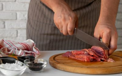 Não é a de madeira: descubra a tábua de corte mais segura para usar na cozinha