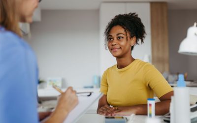 Primeira consulta com ginecologista: quando e como ela deve acontecer?