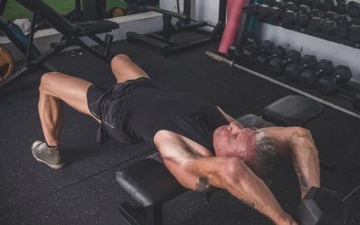 Pullover: para que serve e como fazer (com halter, na polia, na máquina)