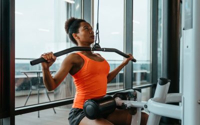 Puxada frontal: para que serve, variações (e como fazer)