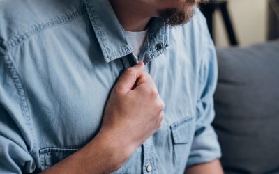 Queimação no peito: o que pode ser (e o que fazer)