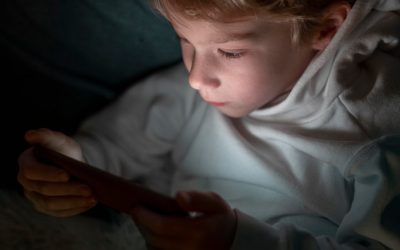 Ter celular muito cedo piora saúde mental na vida adulta, diz estudo com 100 mil pessoas